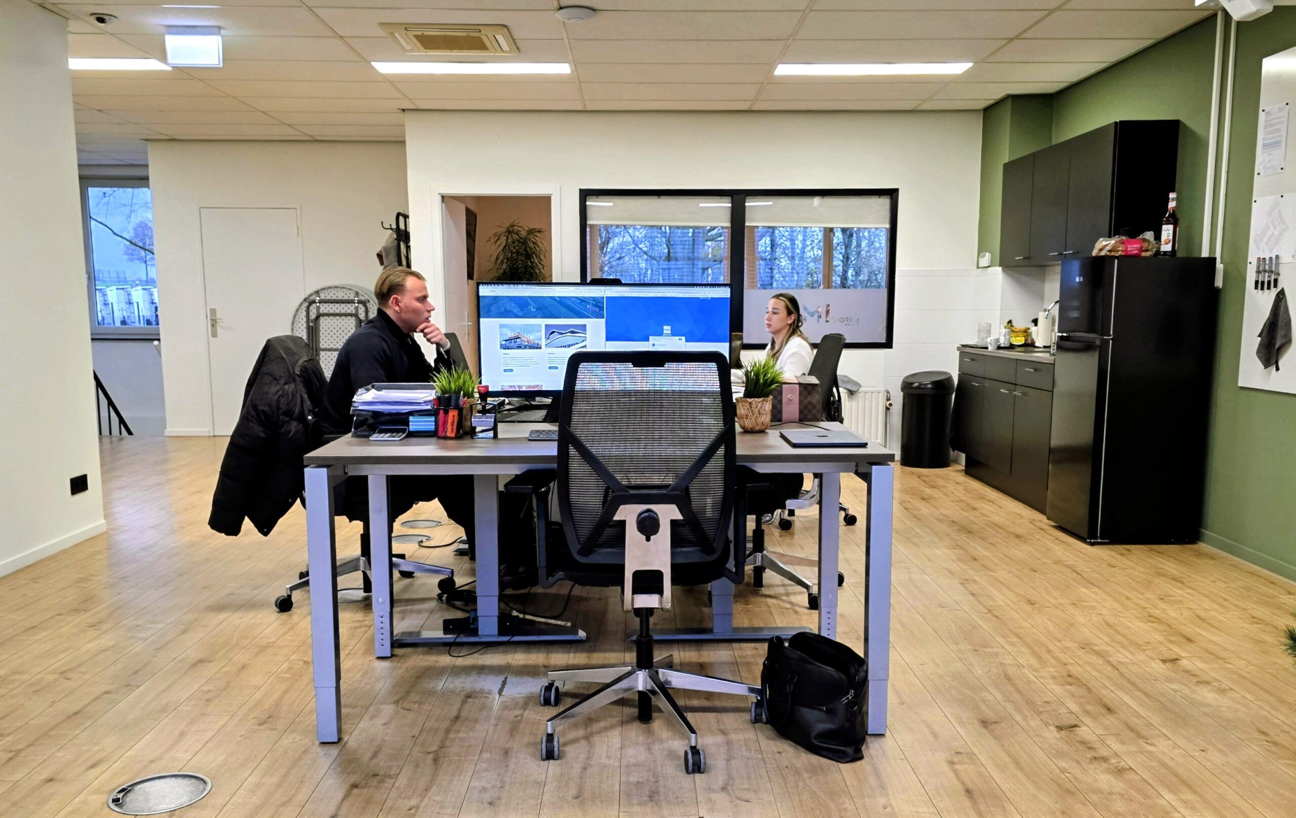 bemiddelen door te verbinden